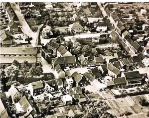  ?? FOTOS (2): STADTARCHI­V MEERBUSCH/REPROS (2): M. KUNZE ?? Die Luftaufnah­me von Lank aus den 1960er Jahren zeigt, wie viele kleine Parzellen es im Ortskern gab. Hier lebten Posterts, Thomassen und Wolters.