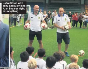  ??  ?? John Gibson with Tony Sealy, left and Alan Shearer, right, in Hong Kong
