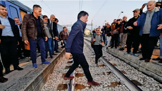  ?? (Ansa) ?? Nelle Marche Il segretario del Pd Matteo Renzi, in viaggio con il treno del partito «Destinazio­ne Italia», ieri alla stazione di Ascoli Piceno mentre attraversa i binari