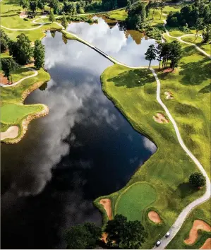  ?? HYOSUB SHIN / HYOSUB.SHIN@AJC.COM ?? HERITAGE GOLF LINKS’ PAR-4 9TH: The tee shot must carry a lake to reach the fairway. But the water taunts you on the right all the way to the green (bottom).