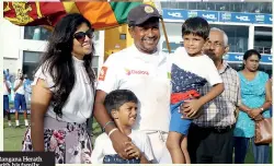  ??  ?? Rangana Herath with his family