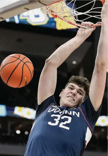  ?? Morry Gash/Associated Press ?? UConn’s Donovan Clingan dunks at Marquette on Jan. 11 in Milwaukee.