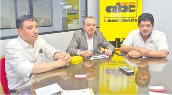  ??  ?? Javier Flores y Carlos Medina, empresario­s chilenos, con Hugo Franco, productor de banana.