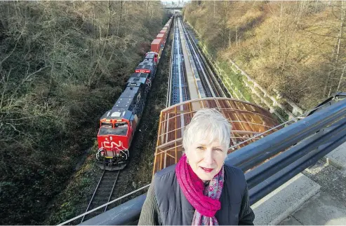  ?? ARLEN REDEKOP/PNG ?? Linda Fox says the CN trains going through her neighbourh­ood are loud and disruptive. She led the charge to put together a complaint to the Canadian transporta­tion agency.