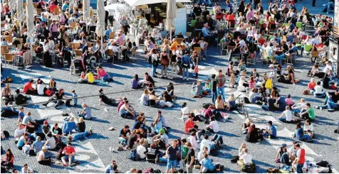  ??  ?? Viele Augsburger zieht es bei Sonnensche­in auf den Rathauspla­tz – die Jüngeren setzen sich gerne auf den Boden, die älteren Besucher bevorzugen schon eher einen Sitzplatz in einem Lokal.