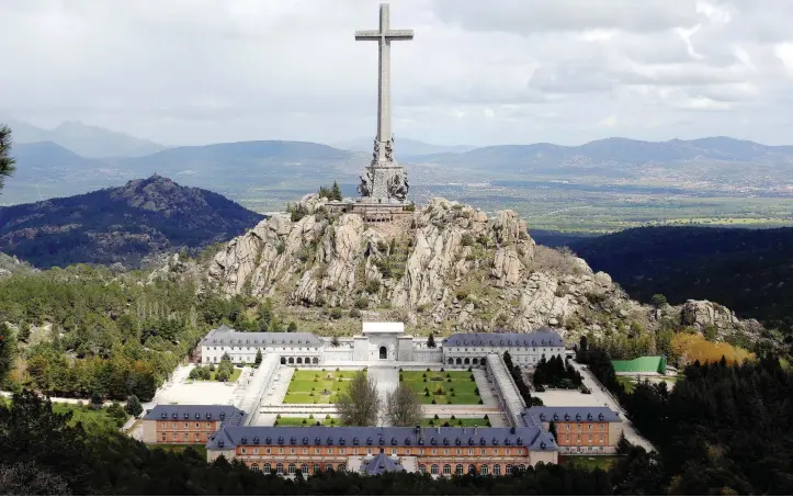  ?? FOTO REUTERS ?? El Valle de los Caídos, ubicado a pocos kilómetros de Madrid y junto a El Escorial, localidad que alberga los restos de los reyes españoles, guarda despojos de muertos tanto del bando republican­o como del nacional. No obstante, tiene en un pedestal la tumba del dictador Francisco Franco y el fascista Primo de Rivera.