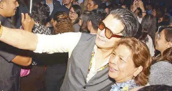  ??  ?? Robin Padilla happily takes a selfie with an advertiser