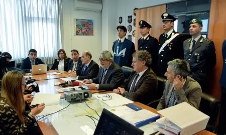  ??  ?? Inquirenti I dettagli dell’operazione sono stati illustrati nel corso di una conferenza stampa del procurator­e del Tribunale di Bari, Giuseppe Volpe