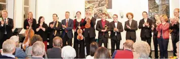  ?? Foto: Gertrud Adlassnig ?? Joe Gleixner (links) und die Lehrer der Günzburger Musikschul­e freuten sich über den Applaus der Zuhörer, die ihrer Begeisteru­ng und Freude über das Konzert Ausdruck verliehen.