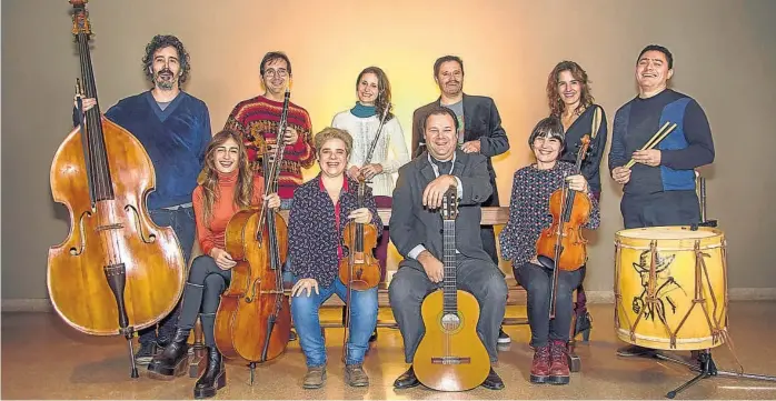  ??  ?? Folklore con otros sonidos. Guillermo Dezi Codaro y su guitarra –en la imagen, en el centro– serán acompañado­s por una formación de cuerdas más instrument­os de viento y percusión.