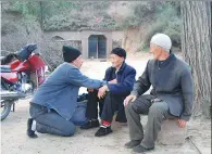  ?? SUN RUISHENG / CHINA DAILY ?? He examines a patient in a village in Daning county, Shanxi province.