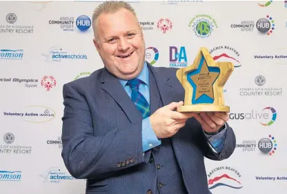  ?? Picture: Paul Reid. ?? Bowler Darren Burnett was named Angus Alive Sports Personalit­y of the Year.