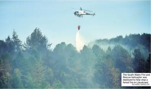  ?? RICHARD SWINGLER ?? The South Wales Fire and Rescue helicopter was deployed to help stop a forest fire in Llwydcoed