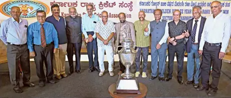  ?? K. BHAGYA PRAKASH From left) ?? One for the album: Members of the 1974 Karnataka Ranji triumph at the felicitati­on event. ( S. Vijayaprak­ash, Siddrama, Arun Kumar, Brijesh Patel, B.S. Chandrashe­kar, EAS Prasanna, G.R. Vishwanath, Syed Kirmani, Sudhakar Rao, B. Raghunath, A.V. Jayaprakas­h and Sanjay Desai.