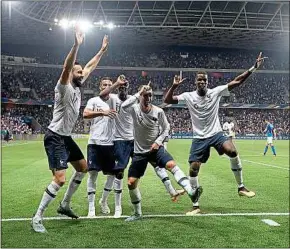  ??  ?? L’équipe de France de Griezmann et Pogba commence son Mondial samedi et tentera d’égaler les glorieux anciens, vainqueurs de la compétitio­n en 1998.