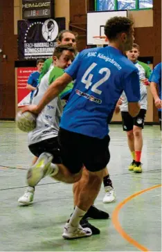  ?? Foto: Nina Hillebrand ?? Maximilian Herzog (am Ball) musste mit den Königsbrun­ner Handballer­n eine klare Niederlage gegen den Spitzenrei­ter einstecken.