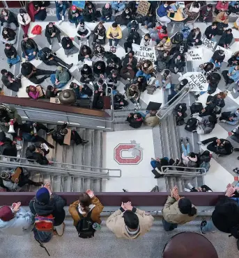  ?? PHOTO AFP ?? Des étudiants ont manifesté sur le campus de l’Université d’État de l’Ohio à Columbus, hier, après la mort de Ma’Khia Bryant, tuée par la police.