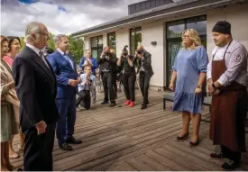  ?? ?? Kändiskock­en Michael Björklund, här med hustrun Jenny, fick äran att servera gästerna lunch i sin restaurang. Sparris och abborrar stod på menyn.