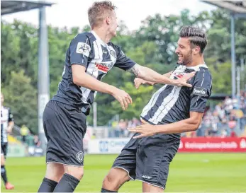  ?? FOTO: PETER SCHLIPF ?? Aalens Neuzugang Torben Rehfeldt (rechts) hat den 1:0-Treffer per Kopf erzielt, nachdem er in der vergangene­n Woche gegen Halle noch knapp gescheiter­t war. Am Ende siegten die Aalener gegen die Sportfreun­de Lotte mit 3:0, holten damit also aus der...