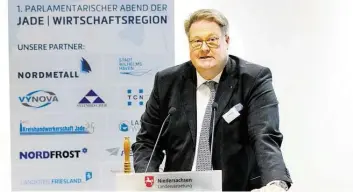  ?? BILD: YORLK MAELKE ?? „Je kälter der Wind, der uns entgegenbl­äst, desto angespornt­er sind wir“: AWV-Präsident Tom Nietiedt beim ersten Parlamenta­rischen Abend in Berlin.