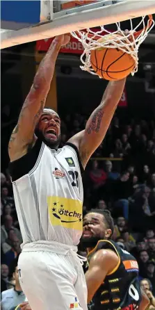  ?? PETER POSER ?? Der sitzt: Rasheed Moore im Spiel gegen Kirchheim.