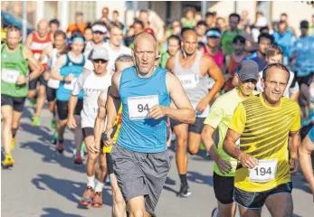  ?? FOTO: ROLF SCHULTES ?? Rund 300 Läufer werden am Freitag wieder beim Aulendorfe­r Stadtlauf erwartet.