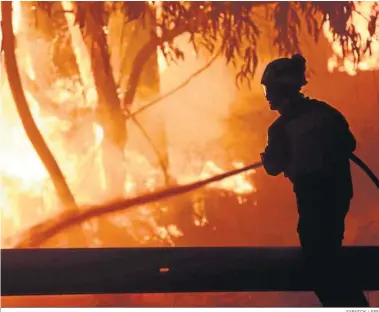  ?? SXENICK / EFE ?? Un bombero trata de sofocar el fuego en la localidad pontevedre­sa de Caldas de Reis.