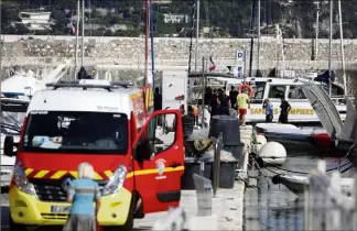  ??  ?? Les sapeurs-pompiers ont réussi, en mer, dans la rade de Villefranc­he, à délivrer la jambe du quinquagén­aire, coincée dans l’hélice d’un petit semi-rigide. Le blessé a été pris en charge, direction Pasteur . (Photo Dylan Meiffret)