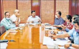  ??  ?? Arvind Kejriwal chairs a review meeting on developmen­t in unauthoris­ed colonies.