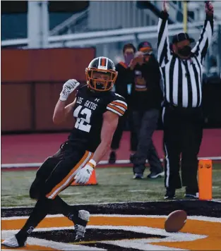  ?? KARL MONDON/BAY AREA NEWS GROUP ?? Los Gatos’ Adam Garwood (42) rushes for a touchdown against Milpitas in the first quarter of a high school football game, Saturday, March 20, 2021, in Los Gatos, Calif.
