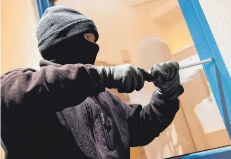  ?? FOTO: DPA ?? Ein Einbrecher hebelt ein Fenster auf: Weil die Zahl der Wohnungsei­nbrüche in der Region stark gestiegen ist und die Menschen in der Region dadurch verunsiche­rt waren, hatte das Polizeiprä­sidium Schwaben Süd/West im Oktober vergangene­n Jahres die...