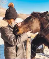  ??  ?? Geneviève et Ti-Cash, le cheval d’une amie qui habite non loin de chez elle.