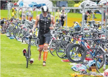  ?? ARCHIVFOTO: DEREK SCHUH ?? Schwimmen, Radfahren und Laufen – rund 500 Sportler starten am Samstag bei der 32. Auflage des Ravensburg­er Triathlons im Flappachba­d.