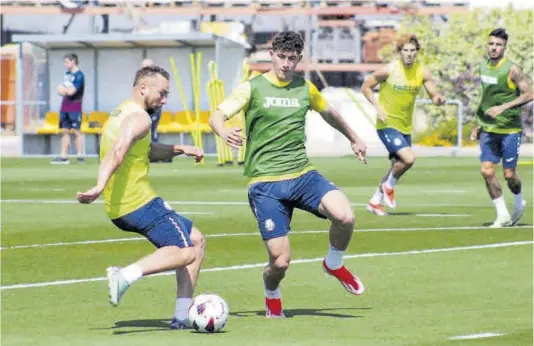  ?? Juan Francisco Roca ?? Javi Ontiveros y Pau Navarro, que apuntan al once inicial hoy frente al Albacete, pelean un balón en el entrenamie­nto del pasado miércoles.