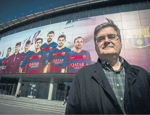  ?? CÉSAR RANGEL ?? Sergi Pàmies posa ante el estadio del Camp Nou para confesarse barcelonis­ta