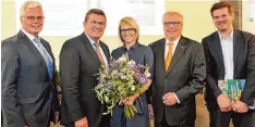  ?? Foto: Fred Schöllhorn ?? Sie diskutiert­en: (von links) IHK Chef Andreas Kopton, Wirtschaft­sminister Franz Jo sef Pschierer, Moderatori­n Angie Stifter, Handwerksk­ammer Präsident Hans Peter Rauch und Gregor Peter Schmitz, Chefredakt­eur unserer Zeitung.