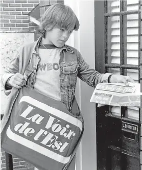  ?? Des dizaines d’enfants, jusqu’à 400 par jour (!), livraient La Voix de l’Est à l’entrée de nos maisons. Ici le jeune Michel Gagné, photograph­ié en octobre 1980. — SOCIÉTÉ D’HISTOIRE DE LA HAUTE-YAMASKA, FONDS LA VOIX DE L’EST, P050-S1-SS1-SSS4D3-P110 | AL ??