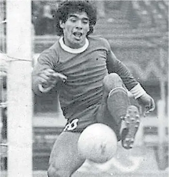  ??  ?? Diego Maradona. Entre tantas virtudes, un notable contador de anécdotas.