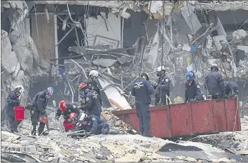  ?? AL DIAZ — MIAMI HERALD WIA AP ?? South FloridA UrBAn SeArCh And ResCue teAm look for survivors At the 12-story oCeAnfront Condo, ChAmplAin Towers South, thAt pArtiAlly CollApsed eArly ThursdAy morning in the Surfside AreA of MiAmi.