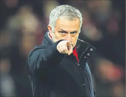  ??  ?? José Mourinho califica de “basura” las informacio­nes aparecidas ayer El portugués se mostró molesto y apuntó a la prensa