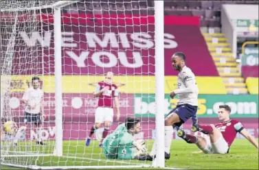  ??  ?? Sterling remata para marcar el segundo gol de la victoria del Manchester City ayer en Burnley.