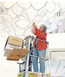 ?? FOTO: SCHNEIDERM­OMBAUR ?? Christina Koester beim Aufbau ihrer Rauminstal­lation „Weisser Sonntag“im Kunstmuseu­m.
