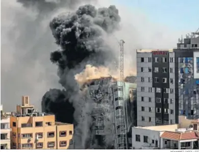  ?? MOHAMMED SABER / EFE ?? El edificio Al Jalaa, donde estaban las oficinas de AP y Al Jazeera en Gaza, en el momento del ataque israelí.