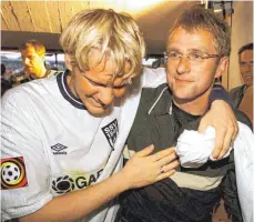  ?? FOTO: IMAGO ?? Vielleicht der größte Moment der Ulmer Clubgeschi­chte: Sascha Rösler und sein Förderer Ralf Rangnick bei der Aufstiegsf­eier 1999.