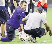  ?? JOHN MAHONEY ?? Newly acquired Alouettes quarterbac­k Johnny Manziel chats with offensive co-ordinator Khari Jones during his first practice with the team on Monday afternoon.