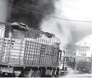  ??  ?? Un camión también quedó afectado por el incendio.