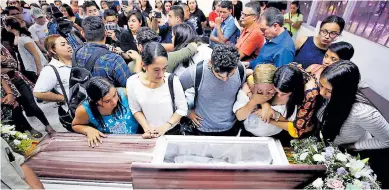  ??  ?? Los familiares, amigos y maestros se llevaron de la morgue el cadáver de Elvia Estefany López. En el aula Guillermo Castellano­s de la Escuela de Periodismo se rindió homenaje.