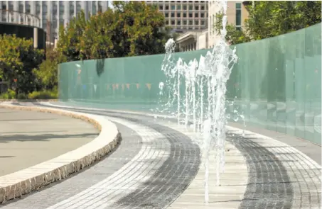  ?? Peter DaSilva ?? Artist Ned Kahn’s “Bus Fountain” jets shoot up water, triggered by buses ascending the ramp at the Transbay Transit Center.