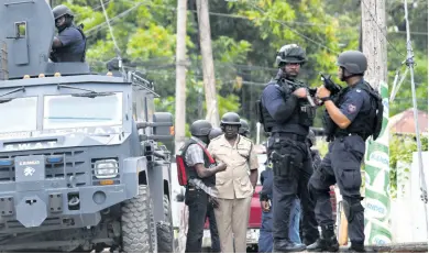  ?? RICARDO MAKYN/CHIEF PHOTO EDITOR ?? A heavy police presence was visible on lower Mountain View Avenue in Kingston yesterday following prolonged gunfire by gangsters on Thursday night.