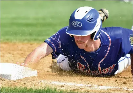  ?? BARRY TAGLIEBER/FOR MEDIANEWS GROUP ?? Roslyn’s Jack Ruch slides back into first against Perk Valley on Saturday.